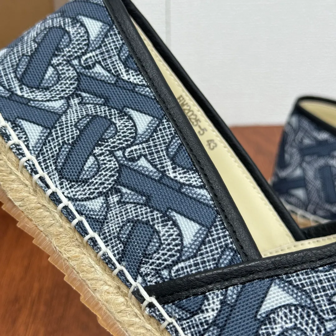 Batch 600 Burberry/Burberry new summer men's embroidered straw fisherman shoes, cool slip-on straw shoes! Encounter British fashion with Burberry espadrilles, a perfect blend of classic and fashionable. The unique printing on the upper is a manifestation of the brand's style. Every color and every pattern tells the story of England. Straw soles bring a natural texture, comfortable and chic. Whether you are strolling in the city streets or heading to the beach for vacation, it can add elegance and charm to you, easily become the center of attention, and start your own fashion journey. Classic knitted canvas upper, with thin calfskin lining suitable for summer, straw lining, genuine leather patch at the bottom of the heel, hemming technology, and Mark stitching details! Anti-slip rubber bottom layer, integrated injection molding of large LOGO letters and badges, multiple colors and styles to choose from, complete package! Size: 39-40-41-42-43-44 normal size item number: 2025-5 printing gray